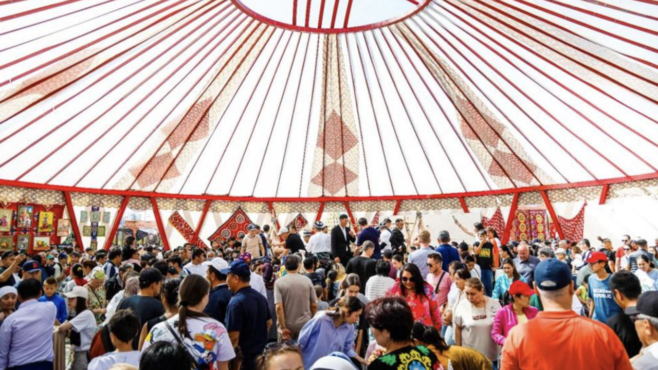 "Тень легла на всех жителей". Полиция ищет людей, сломавших декорации на таджикской ярмарке в Астане