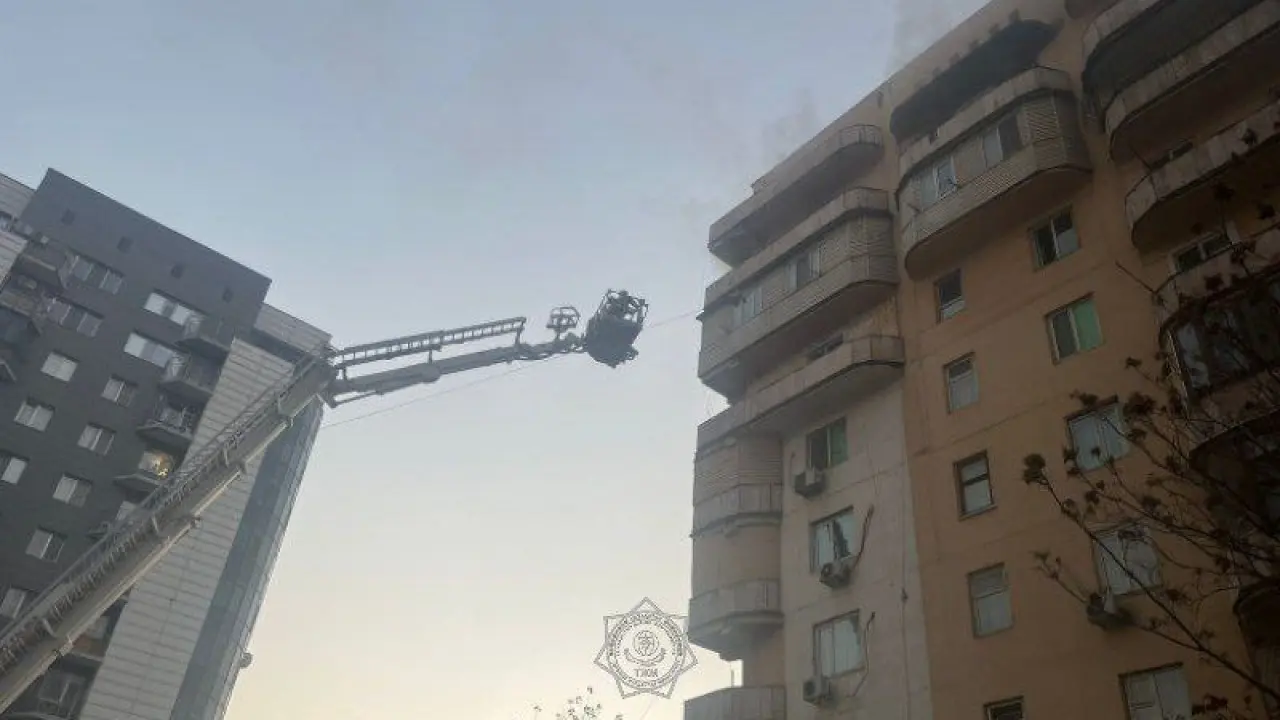 Из горящей многоэтажки в Шымкенте эвакуировали 10 человек