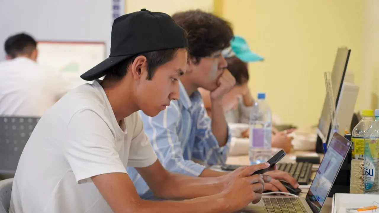 "Не могут покрыть расходы на питание". Депутат заявила о низких зарплатах по госпрограммам для молодёжи 