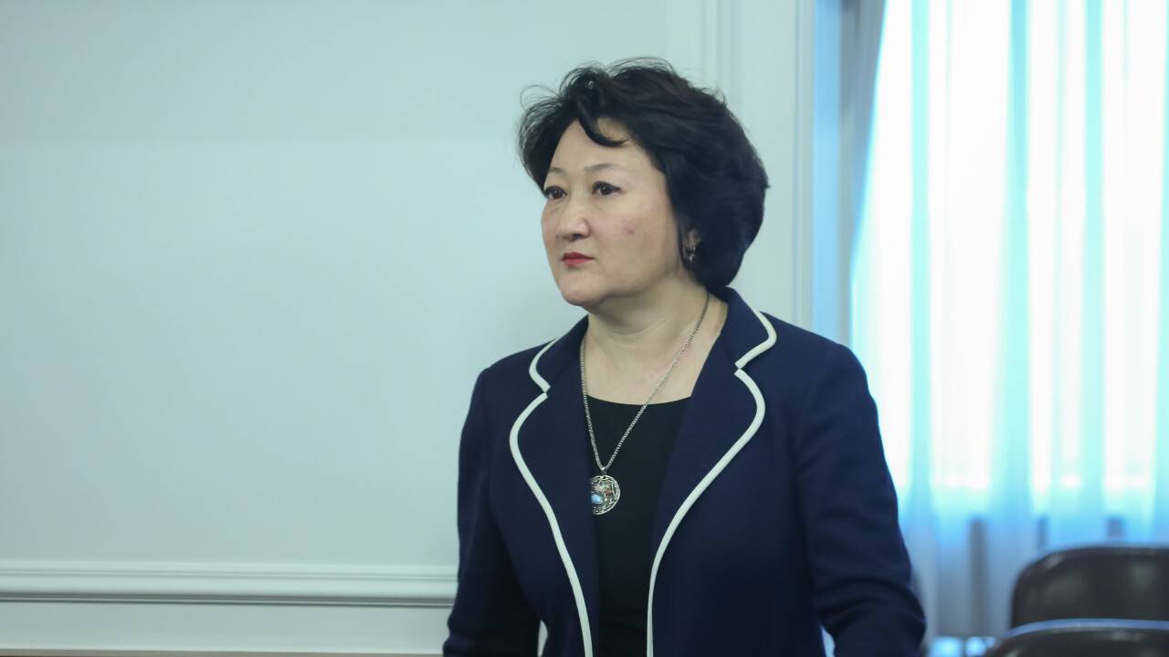Экс-министр Раимкулова выступила в суде по делу Мухамедиулы. Её перебивали и не давали договорить