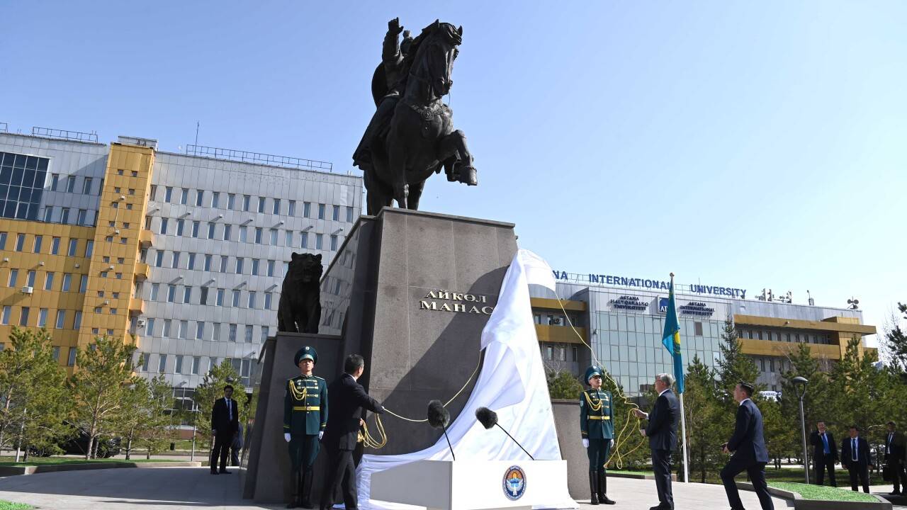 "Укрепление связей". Токаев и Жапаров открыли памятник Айкол Манасу в Астане