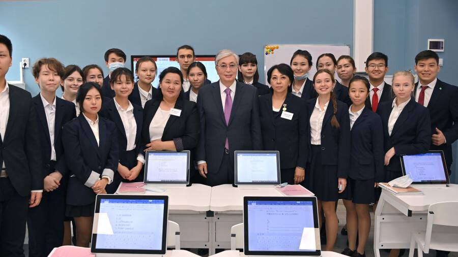 "Не будет стыдно посмотреть в глаза". Токаев в родной школе прочитал послание, которое написал 50 лет назад