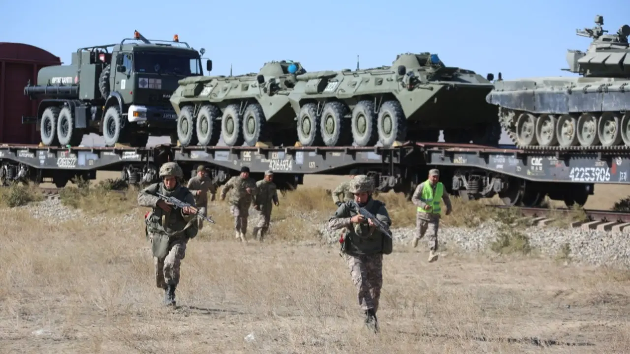 Казахстанцев предупредили о передвижении военной техники и ограничениях на дорогах