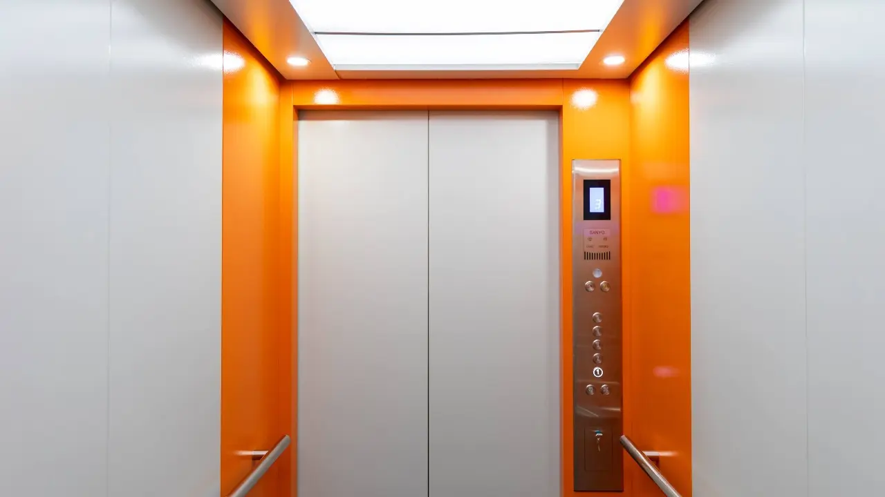 "Два инспектора на 10 тысяч подъёмников". Запустить госпрограмму по замене старых лифтов предложили в Казахстане