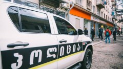 В Кутаиси грабитель ворвался в банк и захватил заложников. Он требует 2 млн долларов