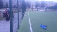 На футбольной площадке в Щучинске ребёнок напоролся головой на прут