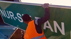 "КазАвтоЖол" демонтирует дорожные указатели со старым названием столицы