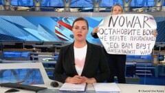 Редактор "Первого канала" ворвалась в эфир с антивоенными лозунгами