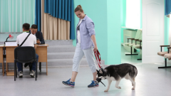 Алматинка пришла на референдум с собакой