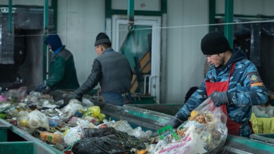 Сортировать или выбрасывать: казахстанцам некуда сдавать опасные отходы