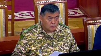 Глава кыргызского КНБ принёс в парламент два ящика с автоматами