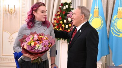 "Такие примеры вдохновляют". Назарбаев встретился с альпинисткой без ног, покорившей Эверест