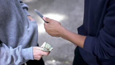 Депутат заявил, что у кыргызстанцев, пересекающих границу с Казахстаном, вымогают деньги