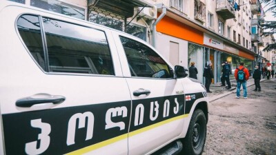 В Кутаиси грабитель ворвался в банк и захватил заложников. Он требует 2 млн долларов