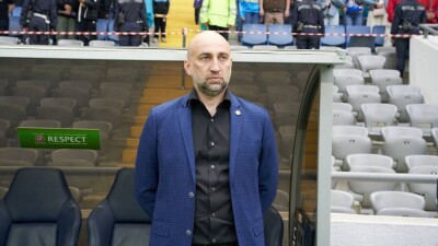 Тренер сборной Казахстана по футболу прокомментировал слухи об уходе в российский "Урал"