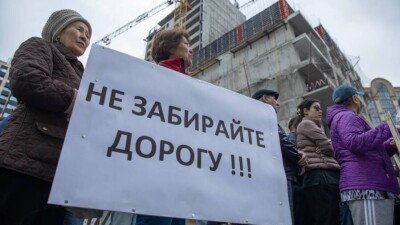 Пикет жителей ЖК "Куат" в Алматы: в акимате объяснили, почему нельзя снести 17-этажку