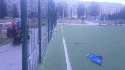 На футбольной площадке в Щучинске ребёнок напоролся головой на прут