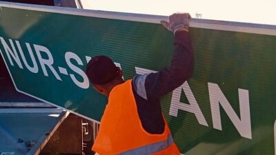"КазАвтоЖол" демонтирует дорожные указатели со старым названием столицы
