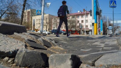 Ямы, выбоины, обвалы: в каком состоянии оказались дороги Алматы после зимы