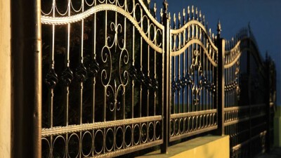 Вернут ли в Алматы заборы для защиты административных зданий