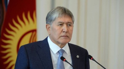 Правозащитники: экс-главу Кыргызстана Атамбаева силой доставили в суд. На его руках увидели синяки