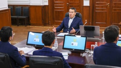 Смаилов: Нужно разгрузить школьные рюкзаки и обеспечить учащихся планшетами