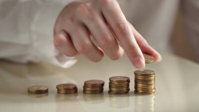 На сколько вырастут пенсии, пособия и кому увеличат зарплату в 2022 году