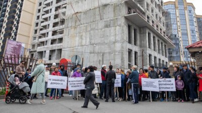 Алматинцы требуют снести 17-этажную новостройку и вернуть им дорогу