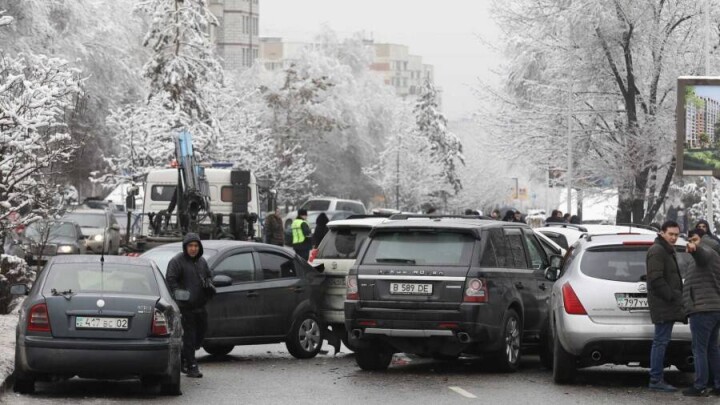 В Алматы столкнулись 13 автомобилей, два человека пострадали