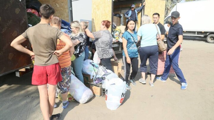 Излишки гуманитарной помощи для погорельцев раздали нуждающимся в Костанае