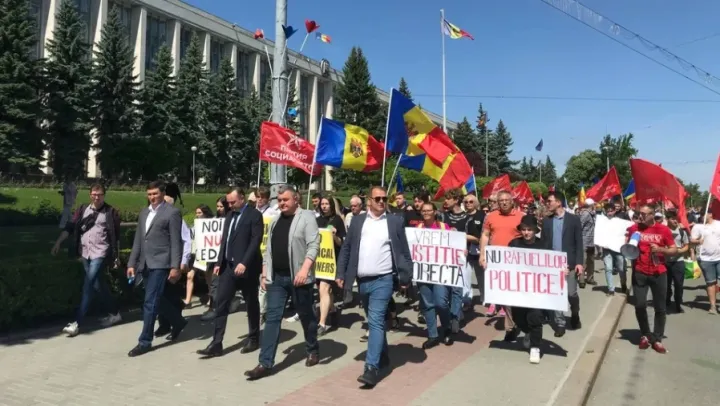 Молдавские социалисты вышли на митинг в поддержку задержанного экс-президента Додона
