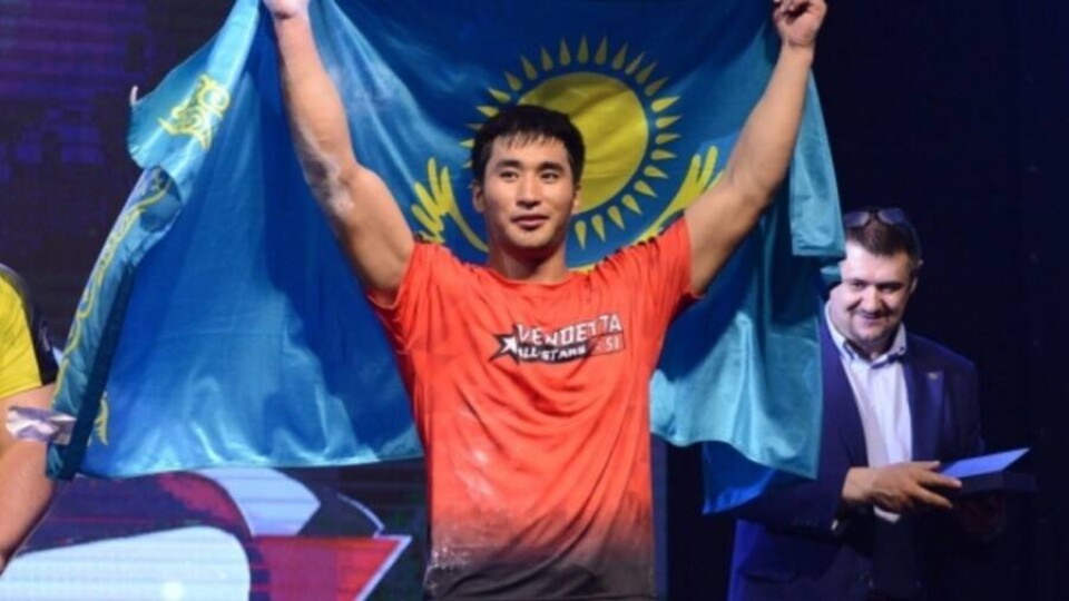 Казахстанец победил 26-кратного чемпиона мира по армрестлингу Джона Брензека
