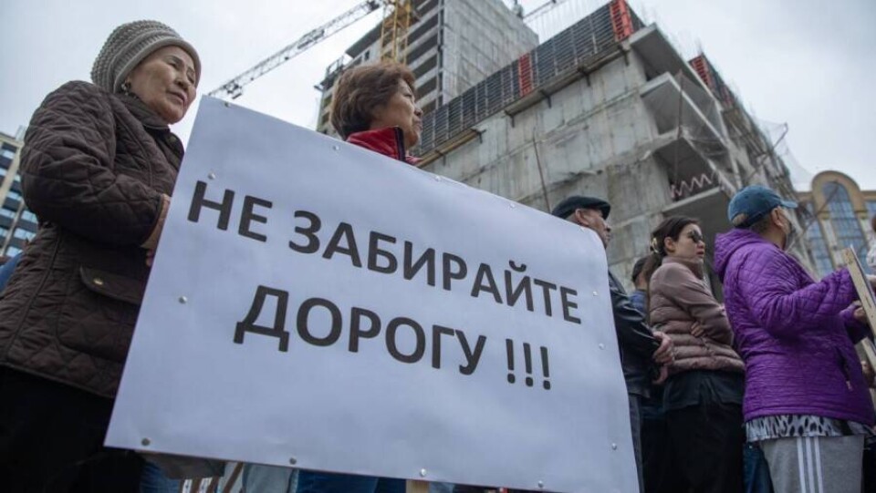 Пикет жителей ЖК "Куат" в Алматы: в акимате объяснили, почему нельзя снести 17-этажку