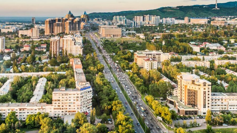 Сколько времени казахстанцы проводят в пути на работу