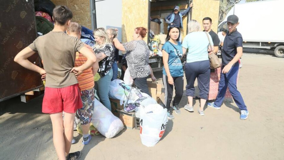 Излишки гуманитарной помощи для погорельцев раздали нуждающимся в Костанае