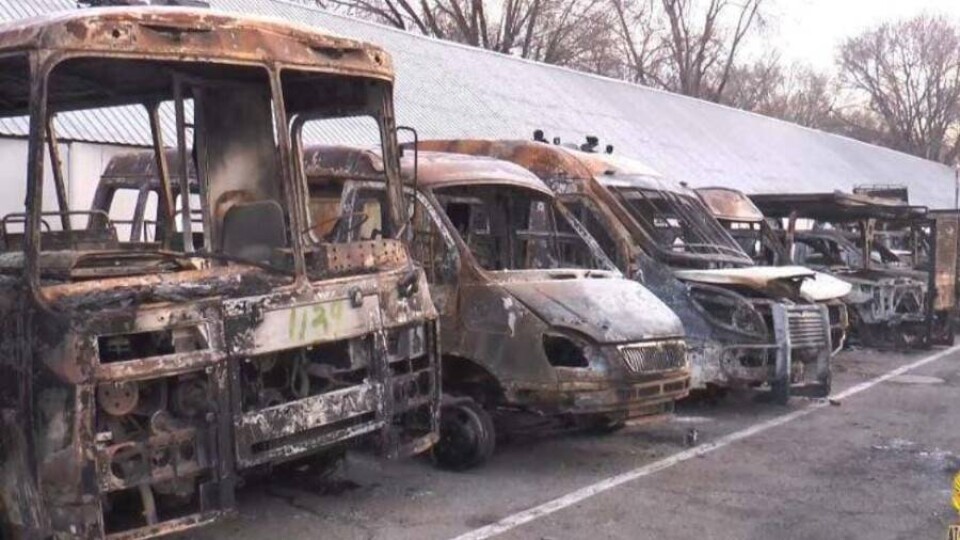Полиция Алматы показала сожжённые во время беспорядков служебные машины