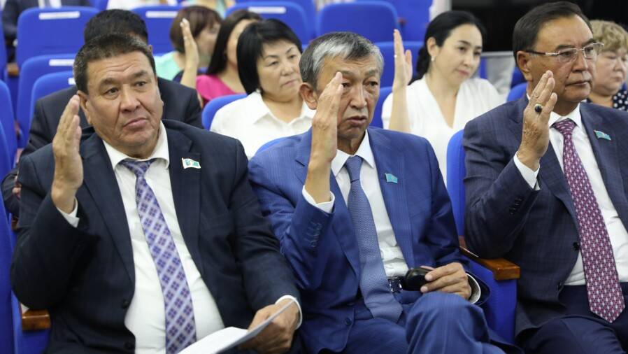 В новых областях Казахстана избрали секретарей маслихатов