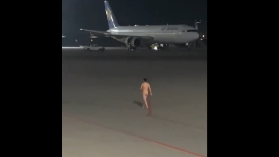 В аэропорту Алматы голый мужчина выбежал на лётное поле