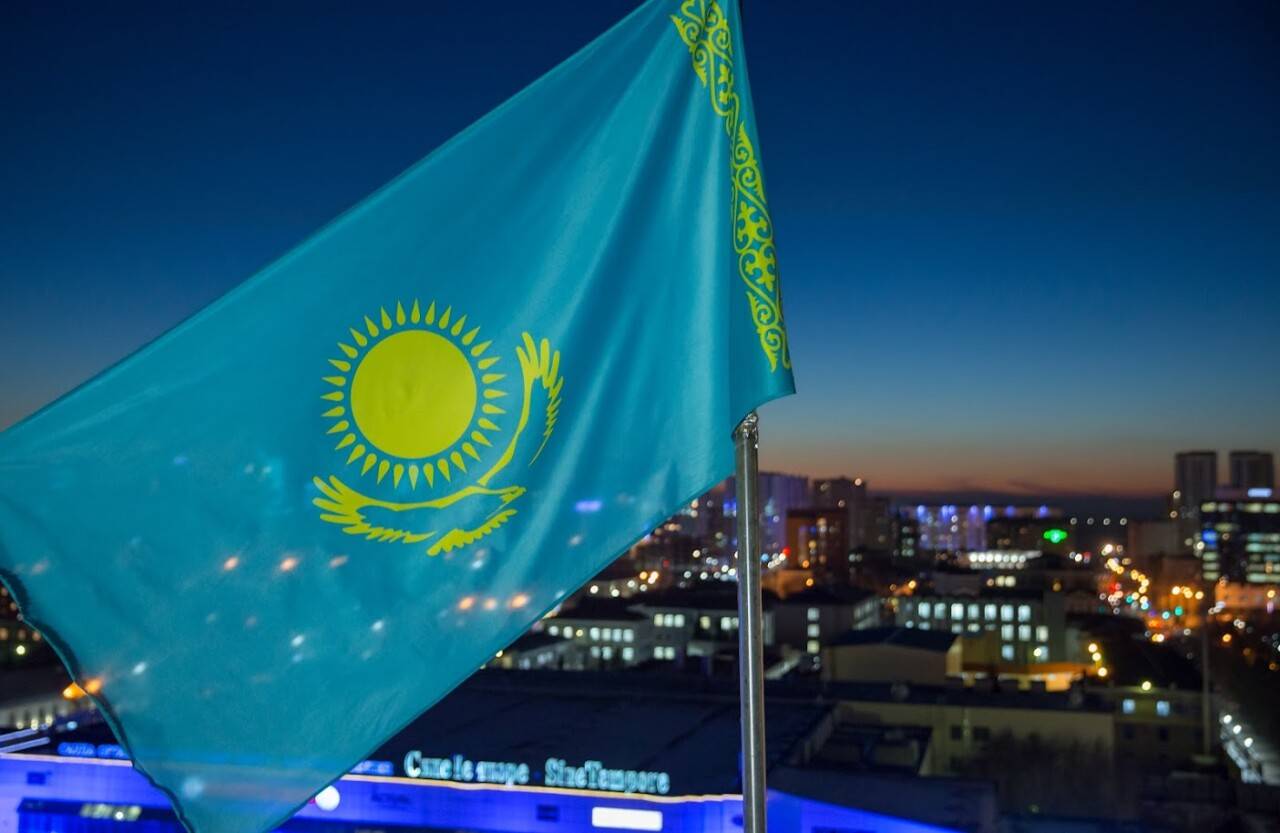 Ис рк. Флаг Казахстана. Флаг России и Казахстана. Флаг Казахстана 2022. Флагшток Казахстана.
