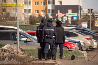 В Алматы участковые спрашивают жильцов о качестве дверных замков и есть ли в квартире камеры