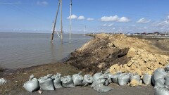 Власти сдерживают воду из реки Нура у села Тайтобе близ Астаны