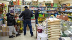 Доллар в Казахстане подешевел, но снизились ли вслед за ним и цены?