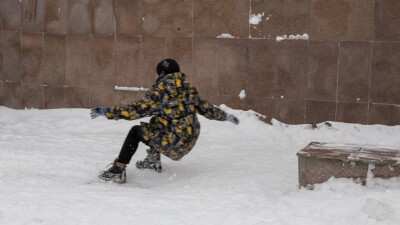 Травмоопасная забава: Как избежать увечий, катаясь на ледяной горке