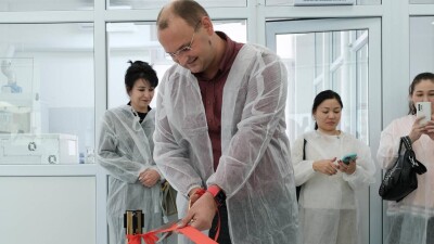 Быстро и без человеческого фактора. Как работает первая автоматизированная лаборатория в Казахстане?