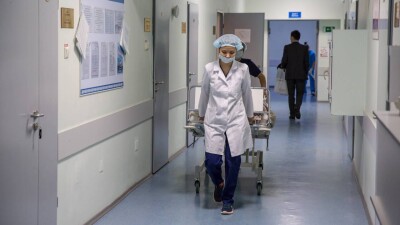 "Врачи у нас как боксёрские груши. Их бить можно, а им в ответ нельзя". Мнение юриста