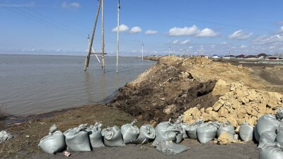 Власти сдерживают воду из реки Нура у села Тайтобе близ Астаны