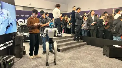 Многотысячные очереди, спарринг роботов и неустойчивый интернет. В Астане проходит Digital Bridge 2025 