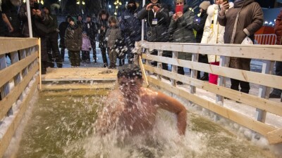 Как в Астане купаются в проруби на Крещение при 20 градусах мороза