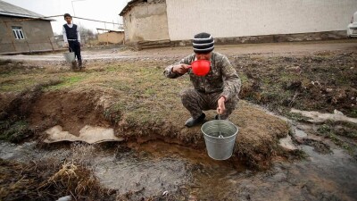 "Пьём талую воду из арыков, задыхаемся от газа и утопаем в грязи": репортаж из приграничных аулов