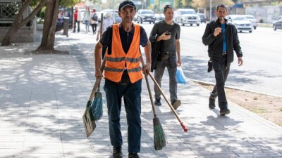 Уборщики улиц столицы жалуются на задержку зарплаты